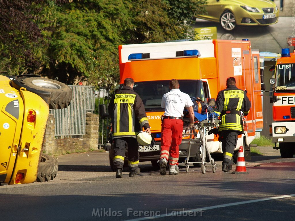 Kleinbagger umgestuerzt Koeln Porz Gremberghoven  P011.JPG